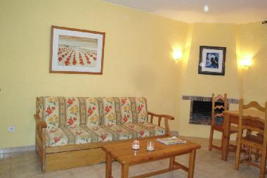 saln con sofa cama y chimenea