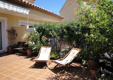 jard�n privado con tumbonas