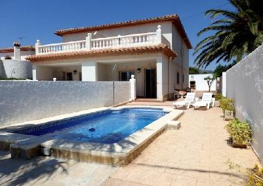 piscina privada, tumbonas, terraza y barbacoa casa derecha
