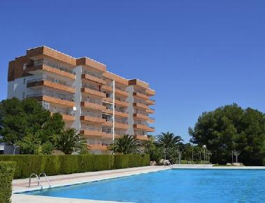 residencia con su piscina comunitaria