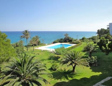 piscina y zonas verdes de la residencia