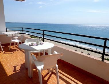 terraza con su mobiliario