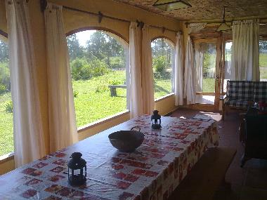 sala de estar con ventanales con vistas al mar