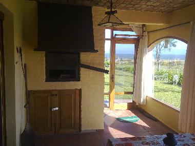 horno de barro en sala de estar con vistas al mar