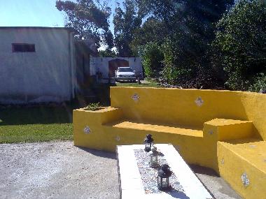 vista parcial patio trasero , banco  y al fondo garage semicubierto