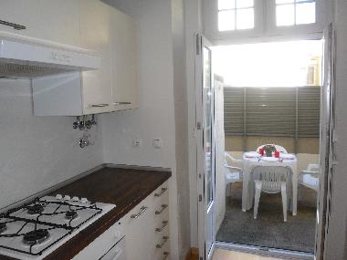Cocina, con acceso al patio exterior privado