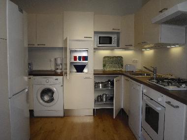 Cocina, se vendo el ascensor montaplatos al Sal�n abajo