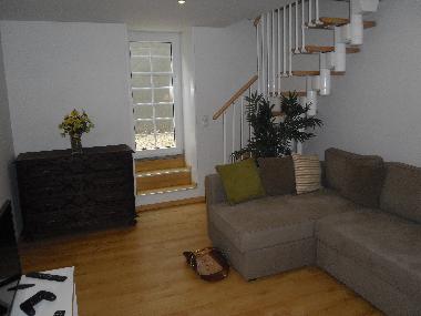 Sal�n, com acceso al p�tio, se vendo la escalera para arriba