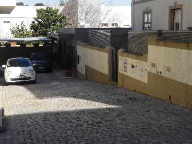 Aparcamiento privado en la entrada