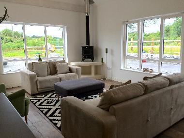 Sala de estar acogedora con estufa de madera.