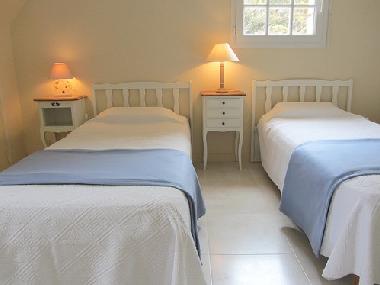 , 1 habitacion con 3 camas para 1 persona (90)