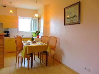  una cocina arreglada con cocina ( 4 fogones) , horno, horno microondas, 1 refrigerador y 1 refriger