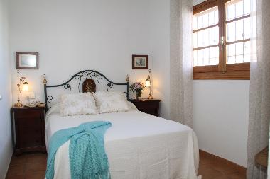 Dormitorio con armario empotrado y aire acondicionado (fr�o/calor).