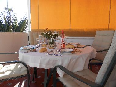 Amplia terraza privada (30m2), muy soleada (orientaci�n sur), con toldo y muebles de jard�n.