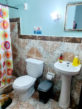 Bao Privado dentro de la Habitacin, ducha agua fra y caliente,toallas,papel sanitario y todas las